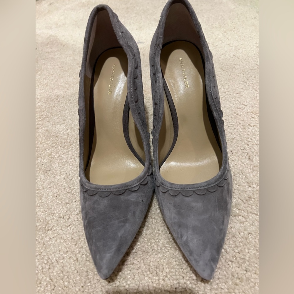 Ann Taylor Gray Mila Scalloped Gray pumps